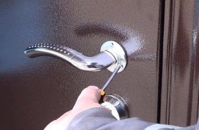 Замена дверной ручки металлической двери в Норильске