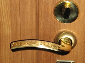 Замена дверной ручки входной двери в Норильске