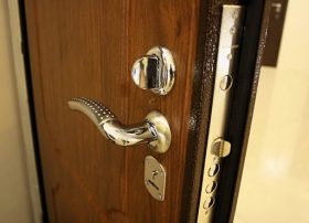 Замена входной двери в квартире в Норильске